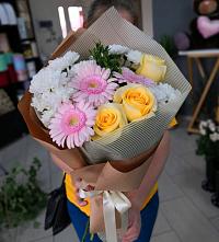 Букет цветов из:  Герберы, Розы и Хризантемы в Усть-Кишерть