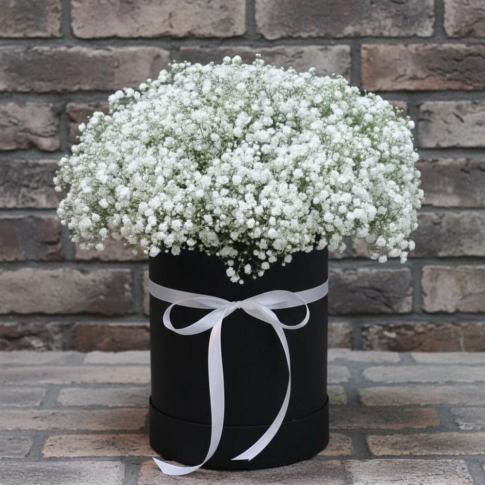 Цветочная композиция из Гипсофила в шляпной коробке в Усть-Кишерть