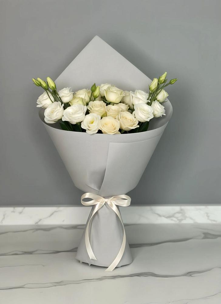 Букет цветов из: Розы и Лизиантусы в Усть-Кишерть