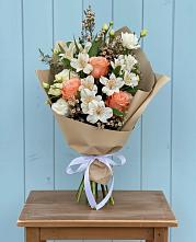 Букет цветов из:  Альстромерии, Лизиантусы, Розы и Хризантемы в Усть-Кишерть