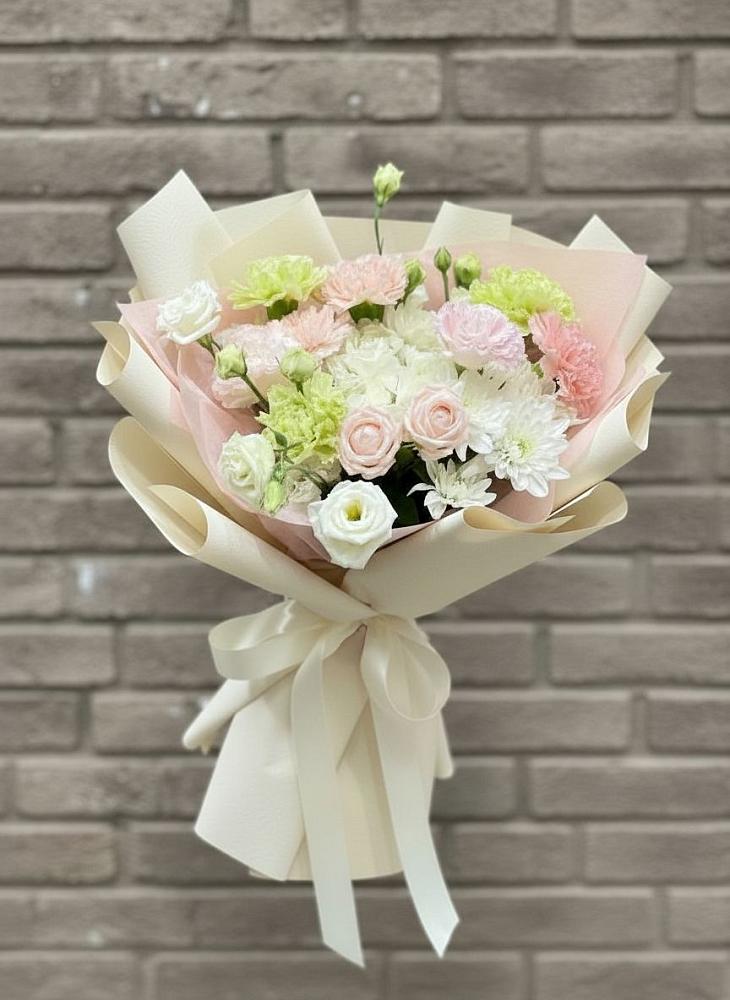 Букет цветов из: Гвоздики, Розы, Лизиантусы и Хризантемы в Усть-Кишерть