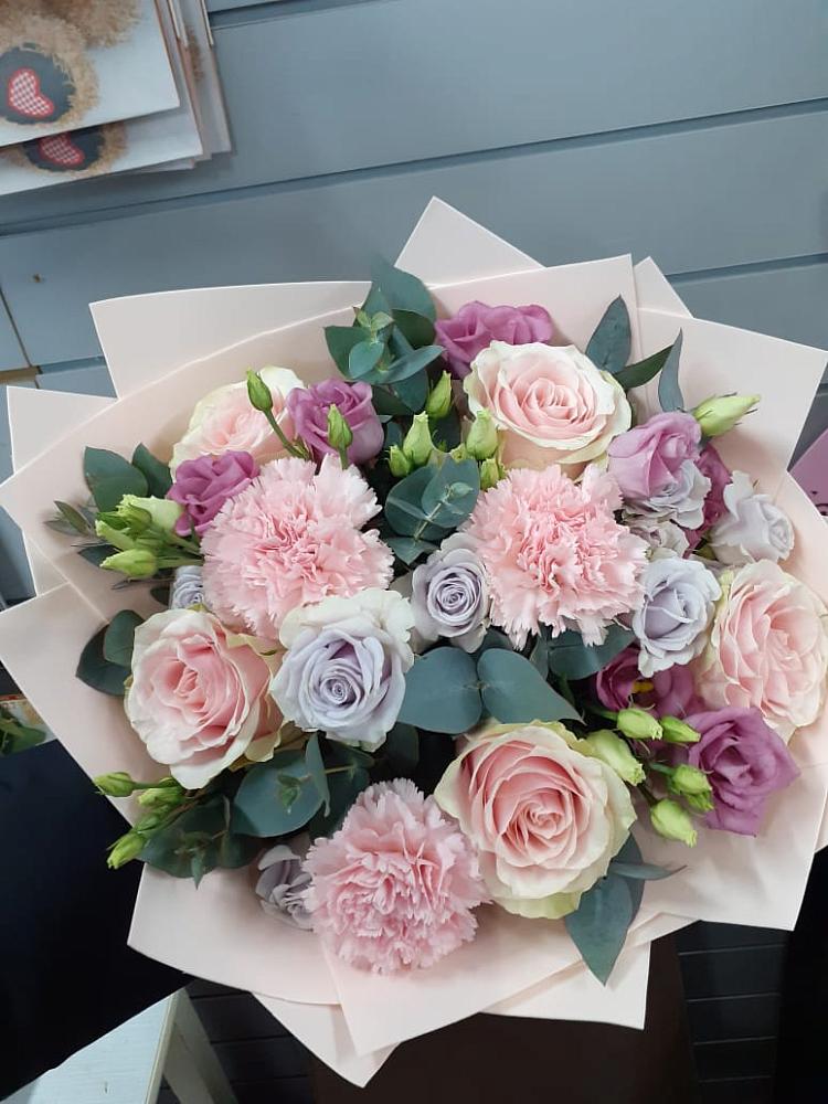 Букет цветов из: Розы, Гвоздики и Лизиантусы в Усть-Кишерть