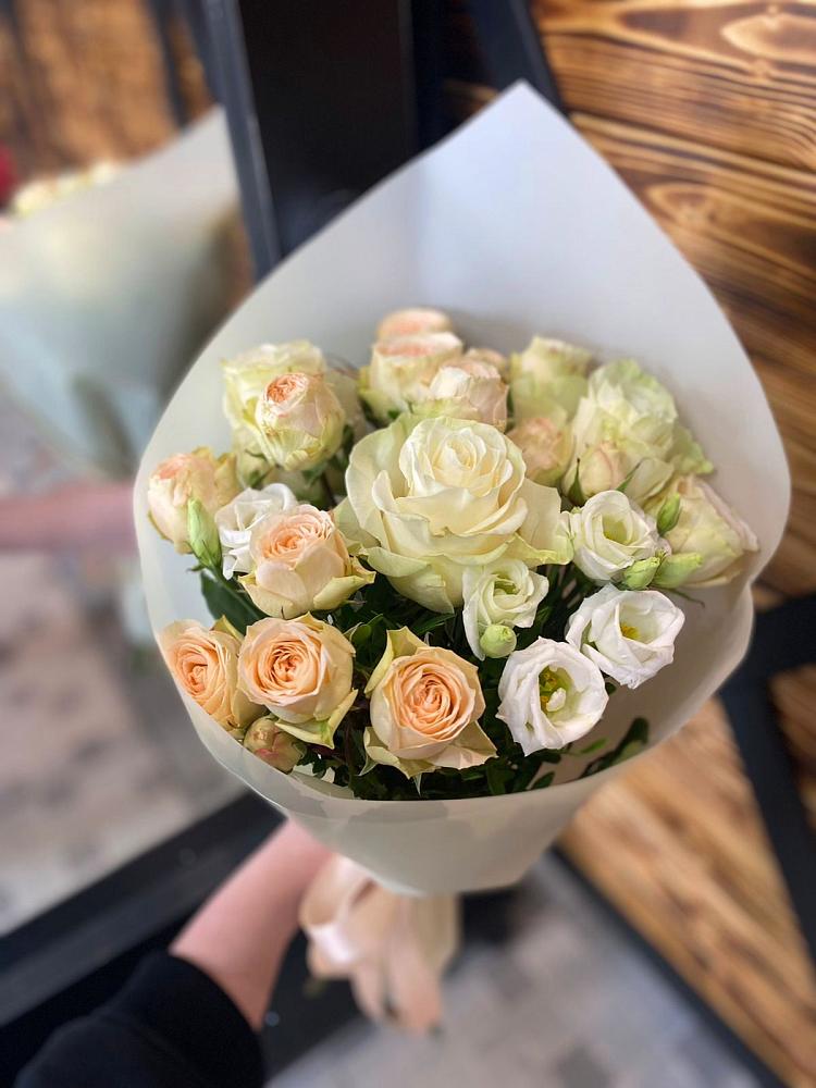 Букет цветов из: Розы и Лизиантусы в Усть-Кишерть